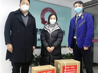 協(xié)會(huì )向我市部分物業(yè)服務(wù)企業(yè)發(fā)放一批愛(ài)心防疫物資