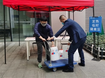 成都志愿者網(wǎng)聯(lián)合愛(ài)心企業(yè) 向我會(huì )捐贈防疫物資 助推寫(xiě)字樓宇復產(chǎn)復工