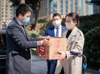 協(xié)會(huì )赴物業(yè)管理項目走訪(fǎng)慰問(wèn)疫情防控一線(xiàn)的物業(yè)人員