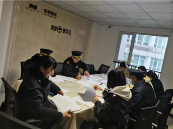 別緊張，昨夜的敲門(mén)是他們......