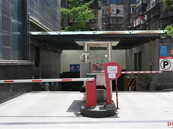 有點(diǎn)特別！泓濟的小區地下停車(chē)場(chǎng)亮起紅綠燈