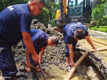 陽(yáng)光互信，幸福同行|泓濟人頭頂烈日斗水患
