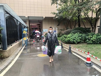 連軸轉，席地和衣而眠，他們身心疲憊但沒(méi)有停下來(lái)！