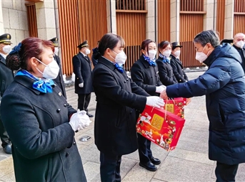 致敬春節期間堅守崗位的一線(xiàn)物業(yè)人 行業(yè)黨委行業(yè)協(xié)會(huì )開(kāi)展節前暖冬慰問(wèn)