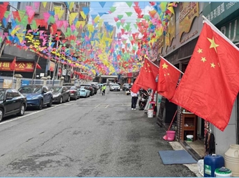 紅紅火火，喜迎國慶節——融通地產(chǎn)物管四川分公司中新建材市場(chǎng)舉行“迎國慶 掛國旗”活動(dòng)