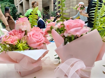 愛(ài)在日常 最不尋常︱榮萬(wàn)家川渝項目開(kāi)展母親節社區文化活動(dòng)！