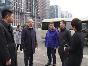 向春節期間堅守崗位的物業(yè)人致敬 成都市物業(yè)管理協(xié)會(huì )開(kāi)展節前慰問(wèn)